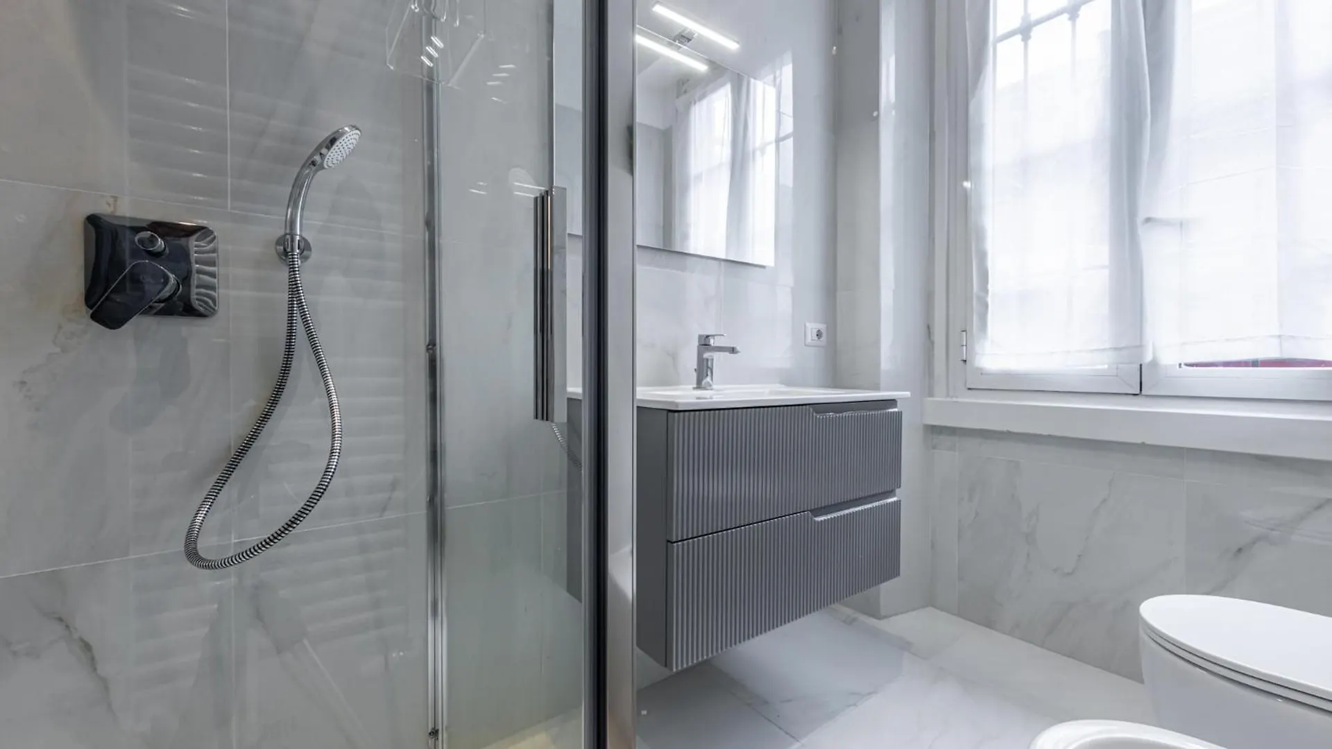 2 Bedroom Apartment - Chinatown Milan Italy